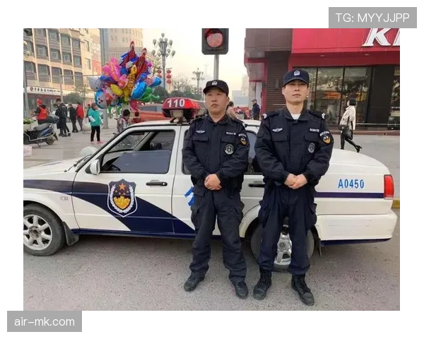 小区群炸了，莱万多夫斯基家门口的车比街心花园还多