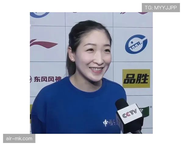 刚刚看刘诗雯比赛像搬砖，转身就拎香槟走红毯，现实感被拉扯得好离谱